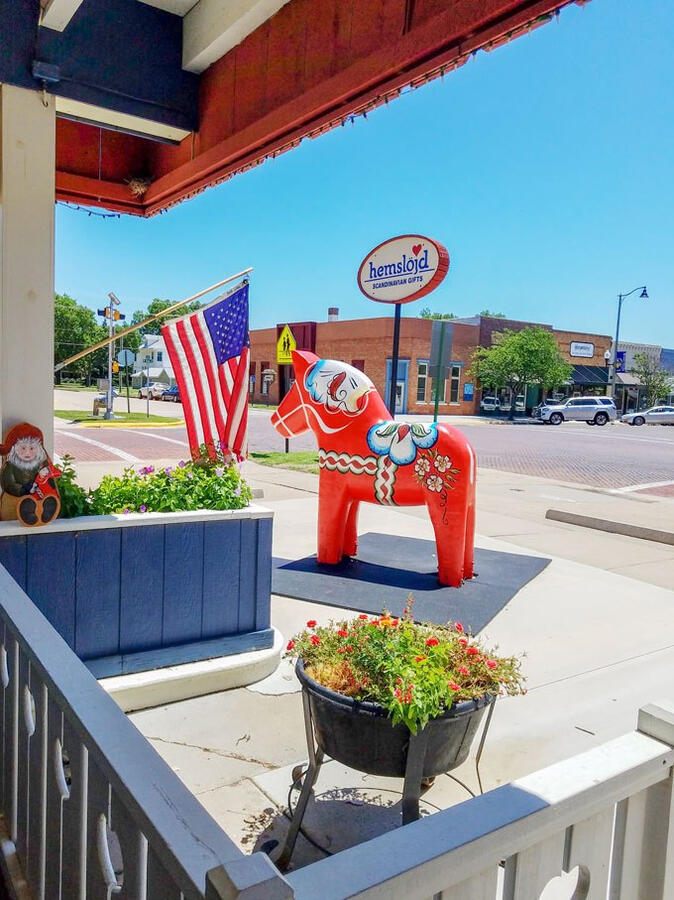 lindsborg-kansas-hemslojd-storefront-dala-horse The Hemslöjd storefront in Lindsborg featuring Swedish décor and a red Dala horse statue.